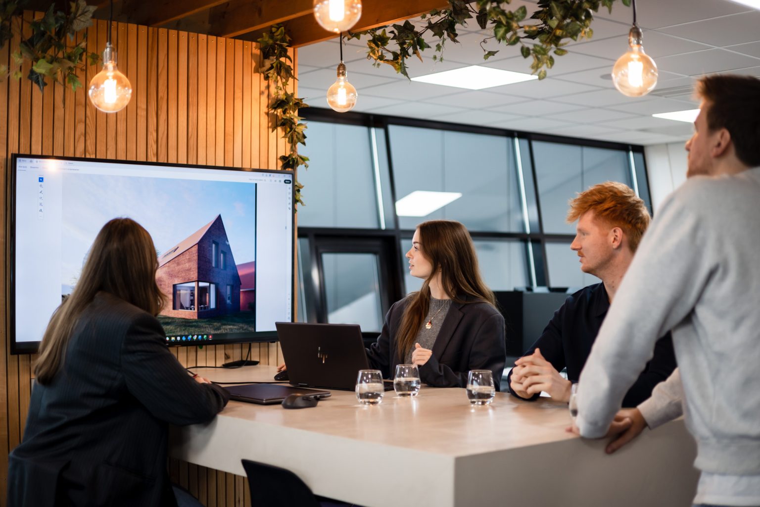 Medewerkers Buro De Haan keuzes in een bouwproject